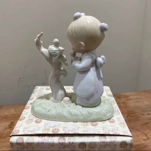 His Eye Is On The Sparrow- Figurine - Picture 5 of 9